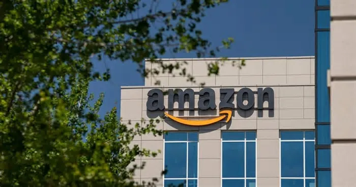 A Amazon negocia a venda de seus chips de inteligência artificial Trainium a outras empresas, em um movimento que pode ...