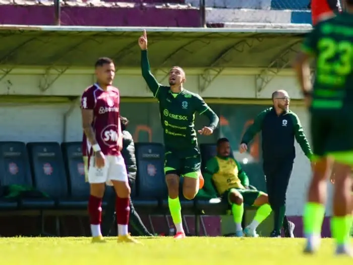 O Maringá FC empatou em 1 a 1 com o Caxias na tarde deste domingo, 21, no estádio Centenário, em Caxias do Sul, em duelo ...