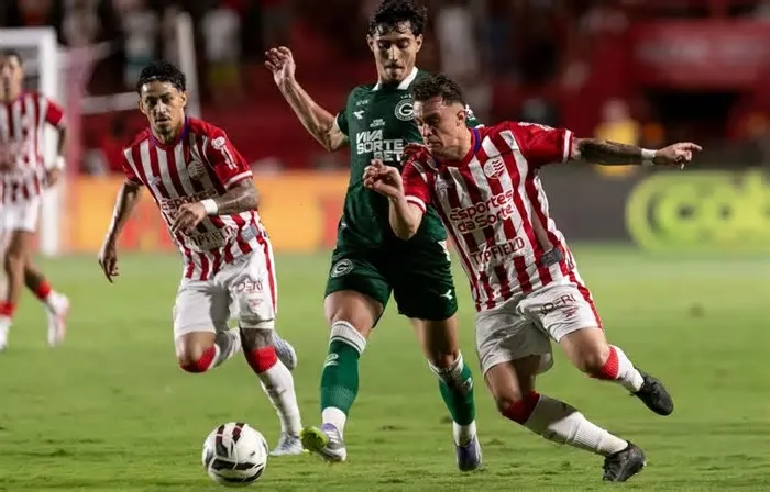 Com gol de Djalma, o Goiás vence o Náutico por 1 a 0 nos Aflitos, quebra jejum na Série B e afunda o rival pernambucano em ...