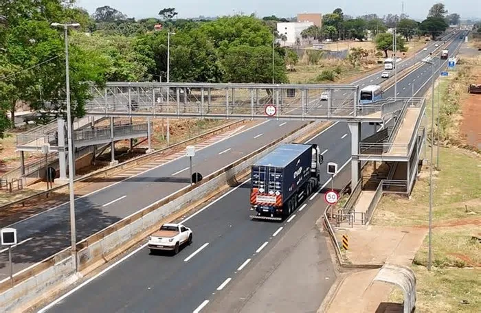 Testes mostram que metade dos carros excede velocidade; 9 em 10 caminhões andam acima do limite; sanções não podem ser ...