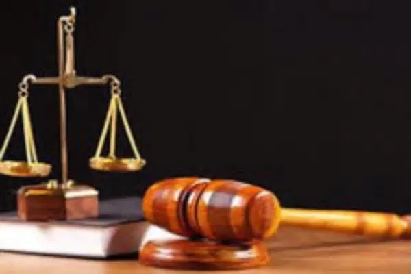 Advogado Elmanuel Machado afirma que Carlos Antônio dos Santos segue custodiado apesar de decisão judicial pela liberdade.