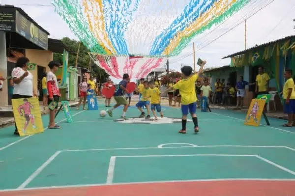 Em Parintins, a chegada da Copa do Mundo e do Festival de Parintins já mobiliza moradores em diferentes bairros da cidade. O ...