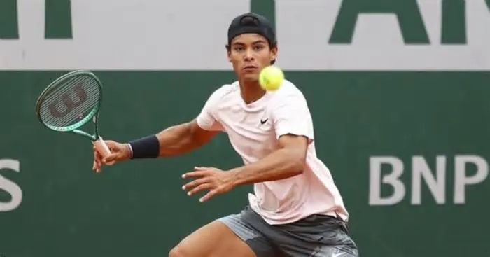 O tenista Guto Miguel, de 17 anos, fez história neste sábado (6) ao se tornar o primeiro brasileiro campeão juvenil de Roland ...