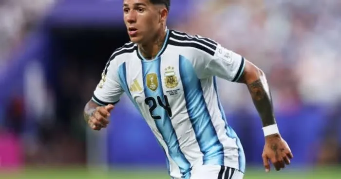 José Mourinho quer reforçar o meio-campo com o argentino do Chelsea, avaliado em 120 milhões de euros (R$ 707 milhões) ...