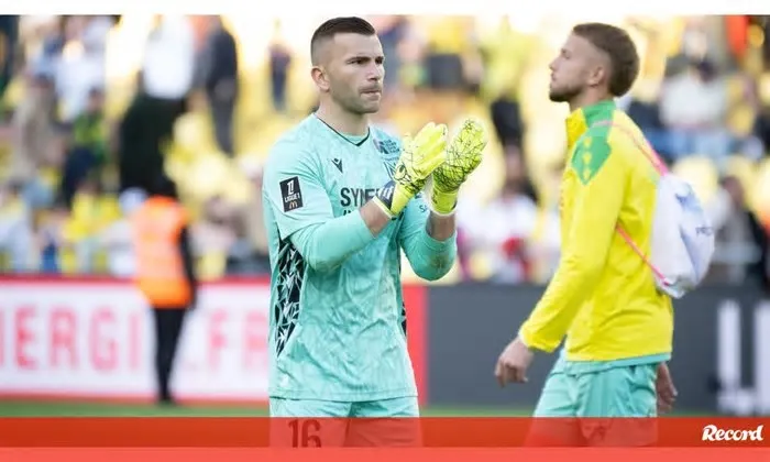 O guarda-redes internacional português Anthony Lopes é reforço da equipa de futebol do Angers e vai continuar na Ligue 1 ...