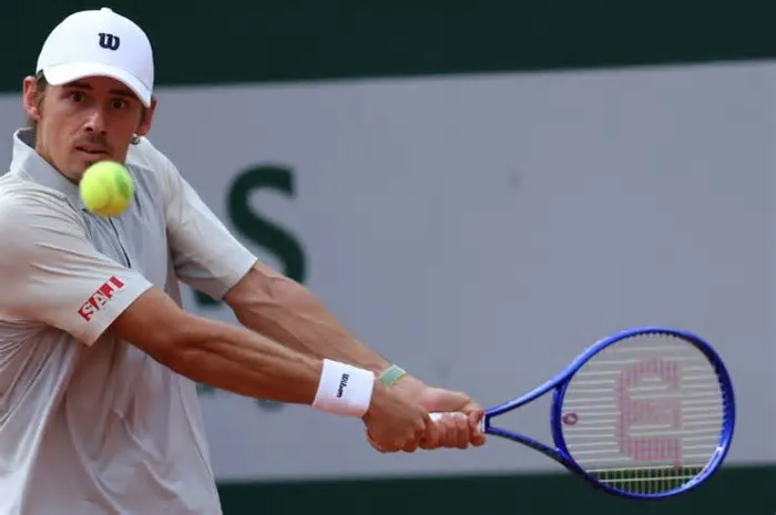 O tenista australiano Alex De Minaur, número 6 do mundo, venceu o francês Adrian Mannarino (N.46) neste sábado (13) e avançou ...