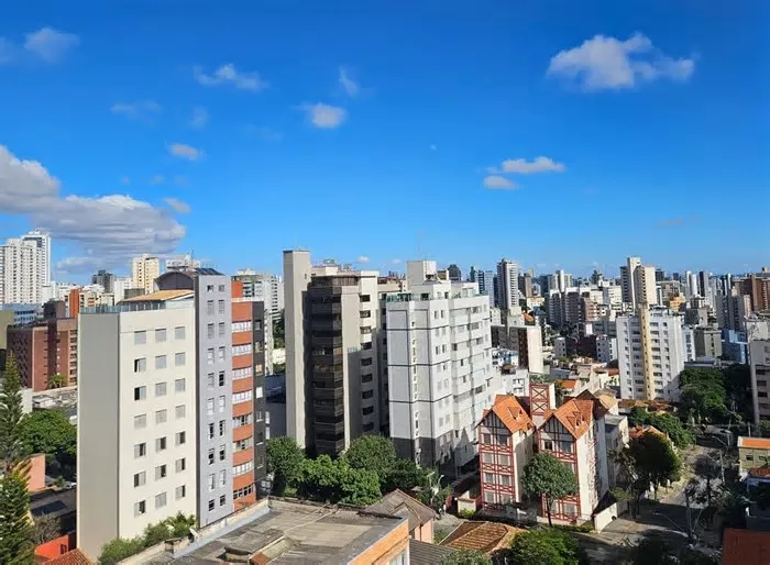 O frio deve continuar ao longo do dia e, segundo a Defesa Civil da cidade, a máxima prevista é de 23°C à tarde ...
