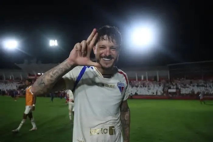 Enquanto o Fortaleza soma 21 pontos e briga diretamente para se firmar na zona de acesso à elite, o time mineiro vive uma ...