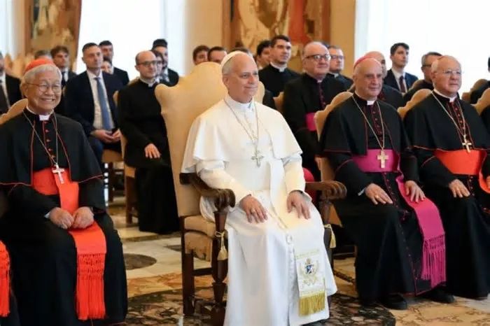 O papa Leão XIV afirmou neste sábadO (6) durante viagem à Espanha, que divide a atenção do público em Madri com outra figura ...