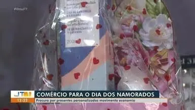 . Dia dos Namorados: procura por presentes personalizados movimenta economia. Detalhes Jornal Tapajós 1ª Edição. Dia dos ...