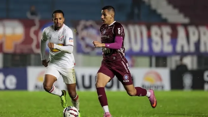 Felipe Rangel marcou de pênalti aos 30 minutos do segundo tempo, mas equipe grená acabou levando o gol da igualdade nos ...
