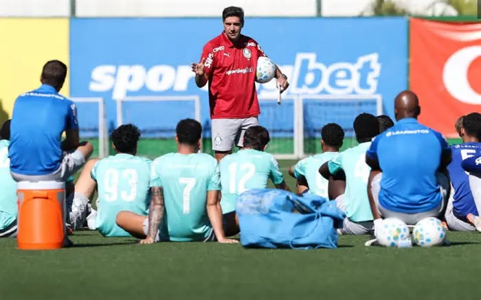 Treinador comandou a primeira atividade do elenco durante a Copa do Mundo; time se prepara para jogo-treino nesta tarde ...