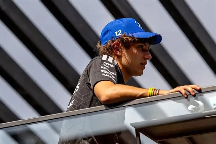 Kimi Antonelli teve uma experiência marcante em Wimbledon, onde recebeu conselhos valiosos de Roger Federer sobre controle ...