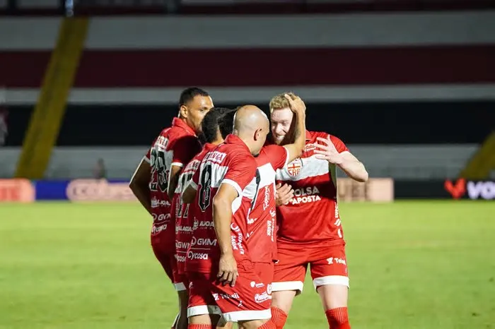 CRB vence Botafogo-SP por 1 a 0 fora de casa pela Série B, sobe na tabela e aumenta distância do Z4; veja detalhes do jogo.