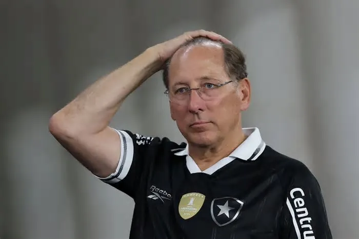 Em Assembleia Geral Extraordinária, o clube anunciou a destituição de John Textor e de outros dois profissionais ...