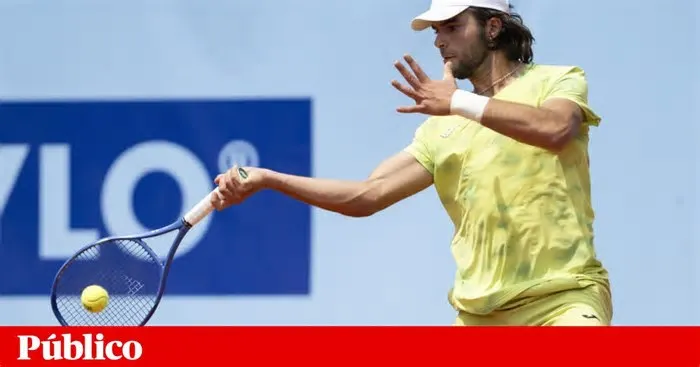O português Jaime Faria foi esta quinta-feira eliminado nos oitavos-de-final do torneio de Gstaad, ao perder em três sets com ...
