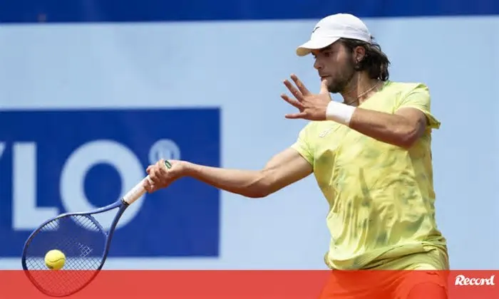 O português Jaime Faria foi eliminado nos oitavos de final do torneio de Gstaad, ao perder em três sets com o norueguês ...