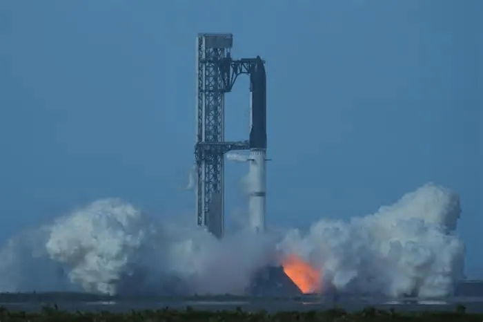 Por MARCIA DUNNEl megacohete Starship de SpaceX estuvo aproximadamente a un segundo de despegar el jueves en un vuelo de ...