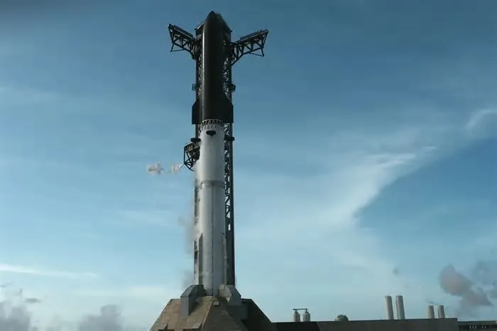 A SpaceX cancelou, nesta quinta-feira (16/7), o que seria o 13° voo de teste do Starship devido a uma falha. De acordo com o ...